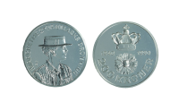 Denne officielle mønt med Hendes Majestæt er præget i 80% sølv, en diameter på 38 mm og en vægt på hele 31,1 gram. Mønten er præget i anledning af hendes 50 års fødselsdag den 16 april 1990.