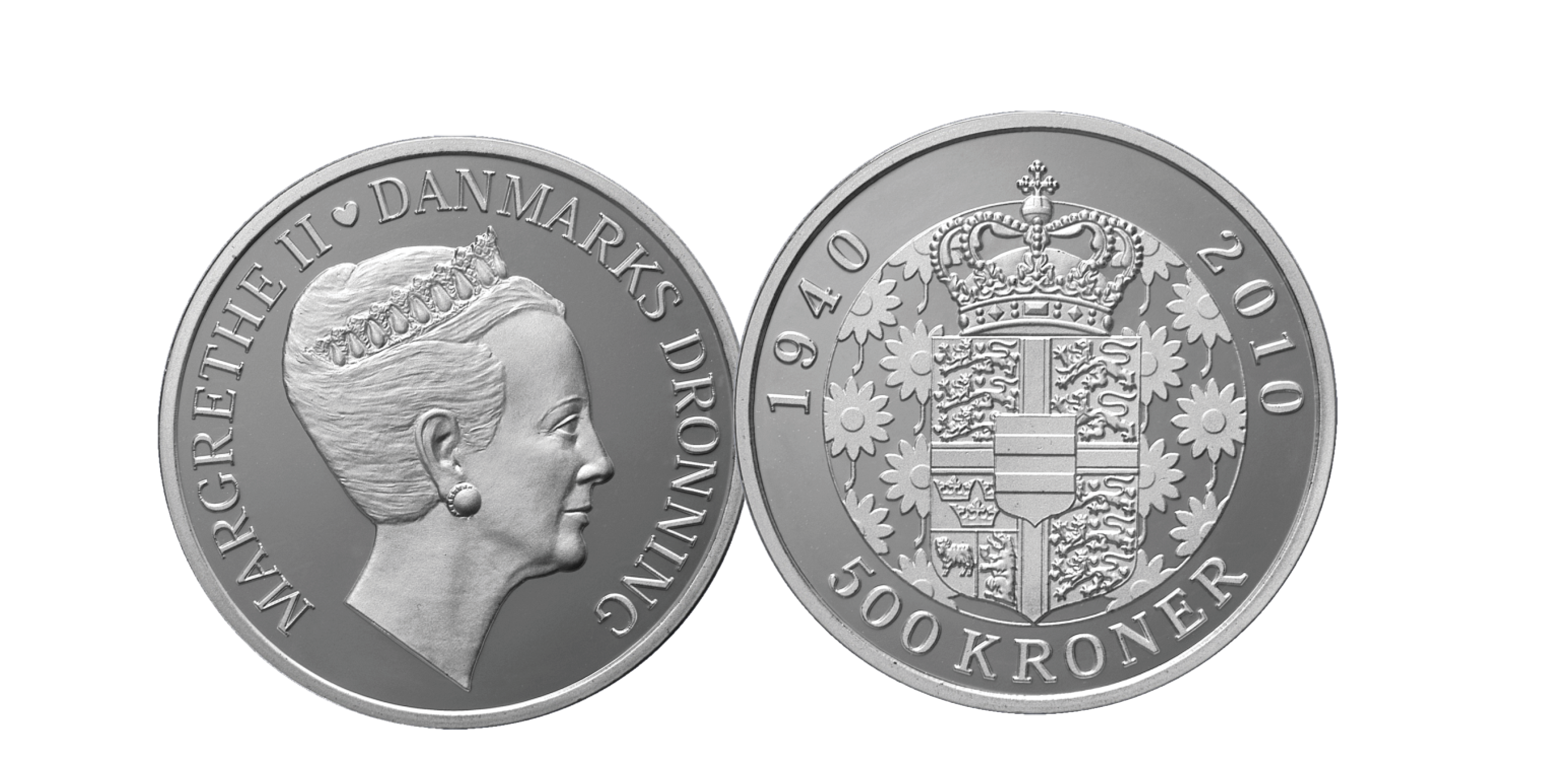 Denne officielle mønt med Hendes Majestæt er præget i 99,9% sølv, en diameter på 38 mm og en vægt på hele 31,10 gram. Mønten er præget i anledning af hendes 70 års fødselsdag Denne officielle mønt med Hendes Majestæt er præget i 99,9% sølv, en diameter på 38 mm og en vægt på hele 31,10 gram. Mønten er præget i anledning af hendes 70 års fødselsdag