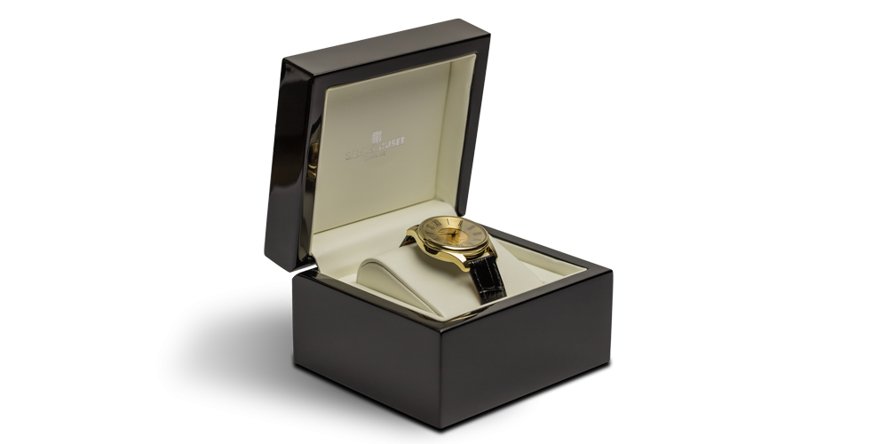 Du har nu muligheden for at bære et eksklusivt armbåndsur med en af de mest eftertragtede amerikanske guldmønter - Gold Eagle. Tilbydes eksklusivt til dig som kunde hos Mønthuset Danmark - dette er en mulighed, som du ikke vil gå glip af. Kun 5 stk. til rådighed.