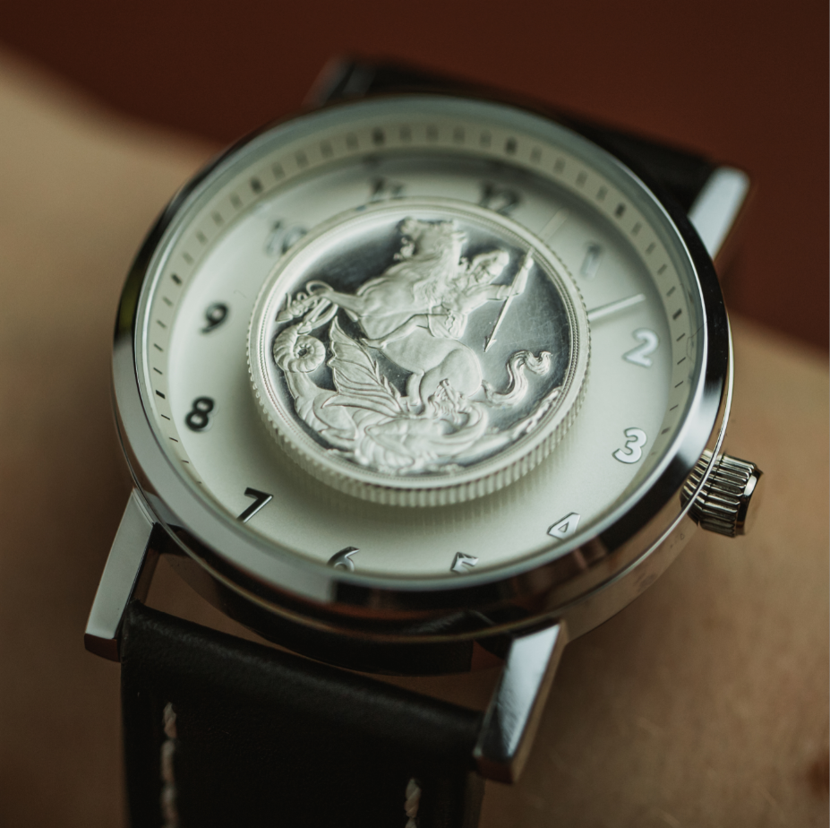Armbåndsur med Silver Sovereign. limited-edition: Et eksklusivt ur i begrænset antal, der forener to af de mest populære samleobjekter; en mønt og et ur
