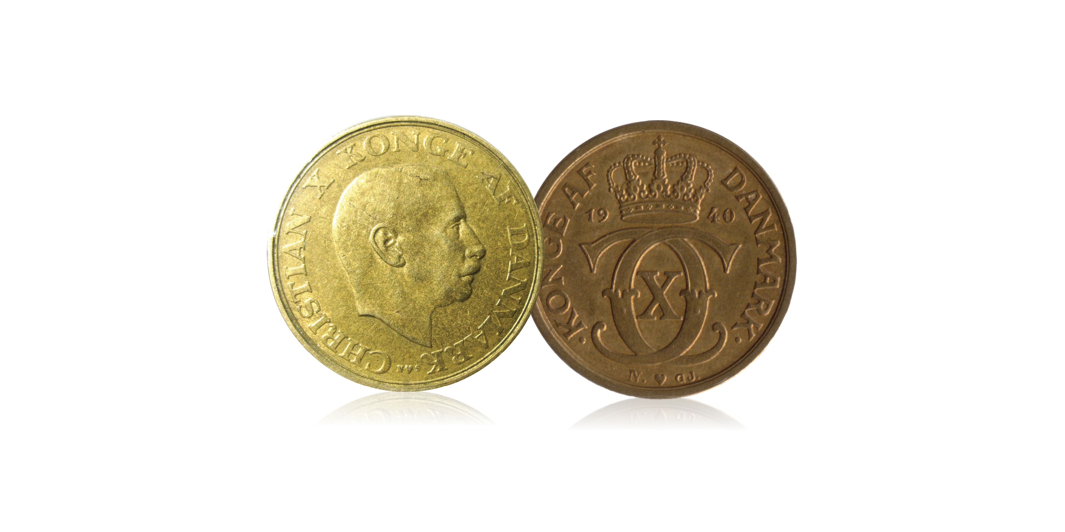 Vi mindes Danmarks Rytterkonge med dette besættelsessæt til kun 495 kr. Møntsættet består af ½ Krone 1940 som rent faktisk blev omsmeltet til en ny serie af mønter - nemlig den første årgang af 1-kroner med kongens protræt. Vi har kun et begrænset antal møntsæt til rådighed. 