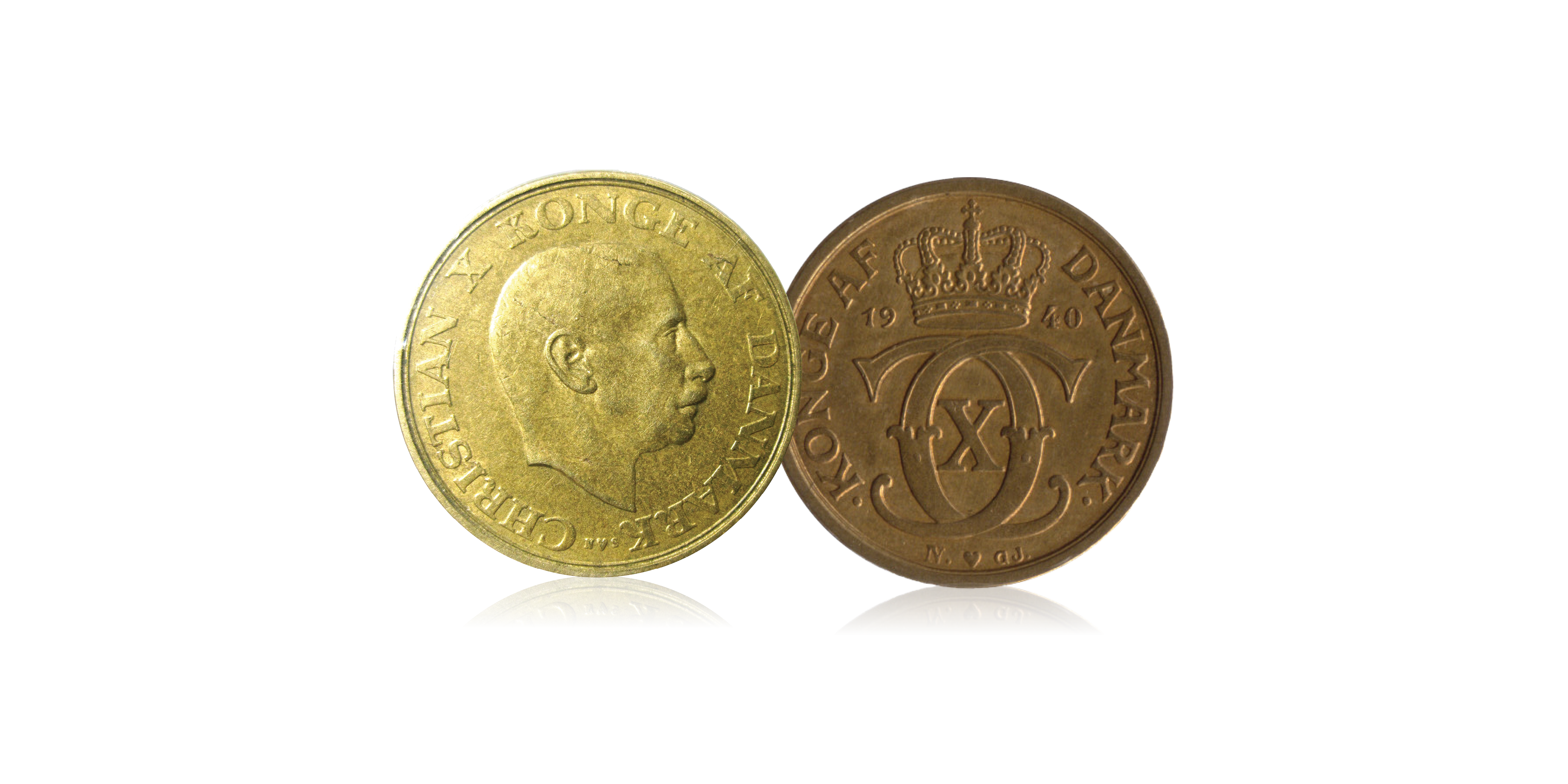 Vi mindes Danmarks Rytterkonge med dette besættelsessæt til kun 495 kr. Møntsættet består af ½ Krone 1940 som rent faktisk blev omsmeltet til en ny serie af mønter - nemlig den første årgang af 1-kroner med kongens protræt. Vi har kun et begrænset antal møntsæt til rådighed. Vi mindes Danmarks Rytterkonge med dette besættelsessæt til kun 495 kr. Møntsættet består af ½ Krone 1940 som rent faktisk blev omsmeltet til en ny serie af mønter - nemlig den første årgang af 1-kroner med kongens protræt. Vi har kun et begrænset antal møntsæt til rådighed.