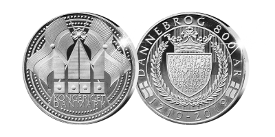 Denne jubilæumsmedalje fejrer 800-året for vores nationalflag Dannebrog. I 2019 er det nemlig 800 år siden, at Dannebrog ifølge sagnet dalede ned fra himlen under slaget ved Lyndanisse i Estland den 15. juni 1219 som et guddommeligt tegn på sejr for den dans Denne jubilæumsmedalje fejrer 800-året for vores nationalflag Dannebrog. I 2019 er det nemlig 800 år siden, at Dannebrog ifølge sagnet dalede ned fra himlen under slaget ved Lyndanisse i Estland den 15. juni 1219 som et guddommeligt tegn på sejr for den dans