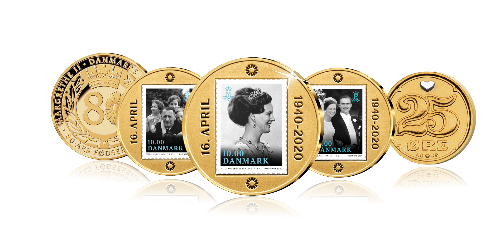 Indeholder 4 guldbelagte medaljer og en 25 øre 1900-2008 belagt med 24 karat guld og platin. Et fantastisk minde om vores alle sammens dronning Margrethe ll Indeholder 4 guldbelagte medaljer og en 25 øre 1900-2008 belagt med 24 karat guld og platin. Et fantastisk minde om vores alle sammens dronning Margrethe ll