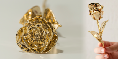 Rosen er en af de mest elskede blomster og er et smukt symbol for kærlighed. Rosen er en luksuriøs blomst og der findes ingen, som ikke ville elske at få en rose fra den de elsker. Overrask din elskede med en smuk gave - en rigtig rose forgyldt med 24 karat guld! Rosen er en af de mest elskede blomster og er et smukt symbol for kærlighed. Rosen er en luksuriøs blomst og der findes ingen, som ikke ville elske at få en rose fra den de elsker. Overrask din elskede med en smuk gave - en rigtig rose forgyldt med 24 karat guld!