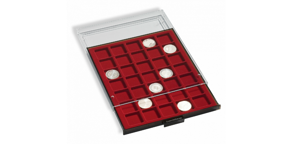 Røgfarvet møntskuffe til møntholdere eller møntrammer med en rød bakke. Har plads til 20 møntholdere.
