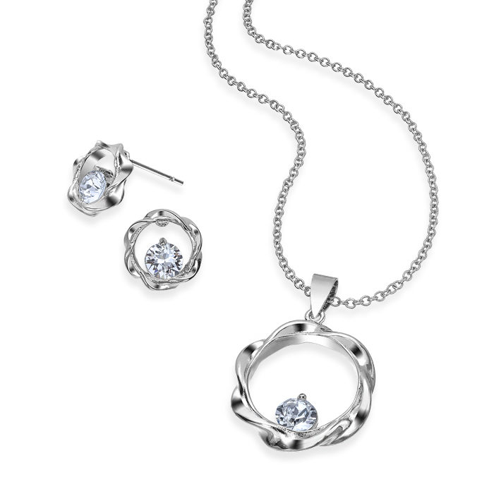 Elegant sølvhalskæde samt øreringe med funklende swarovski krystaller. Leveres i en ekslusiv indpakning, hvilket gør dette til den perfekte gave til dig selv eller dine kære på valentinsdag! Elegant sølvhalskæde samt øreringe med funklende swarovski krystaller. Leveres i en ekslusiv indpakning, hvilket gør dette til den perfekte gave til dig selv eller dine kære på valentinsdag!