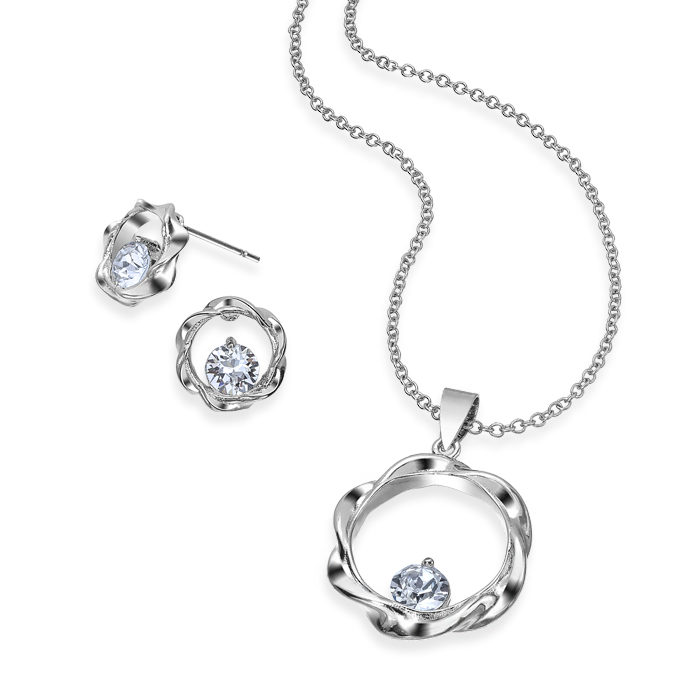 Elegant sølvhalskæde samt øreringe med funklende swarovski krystaller. Leveres i en ekslusiv indpakning, hvilket gør dette til den perfekte gave til dig selv eller dine kære på valentinsdag!